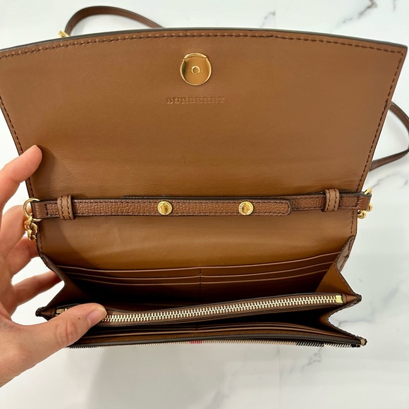 Burberry Wallet on Chain - Picture 4 of 8